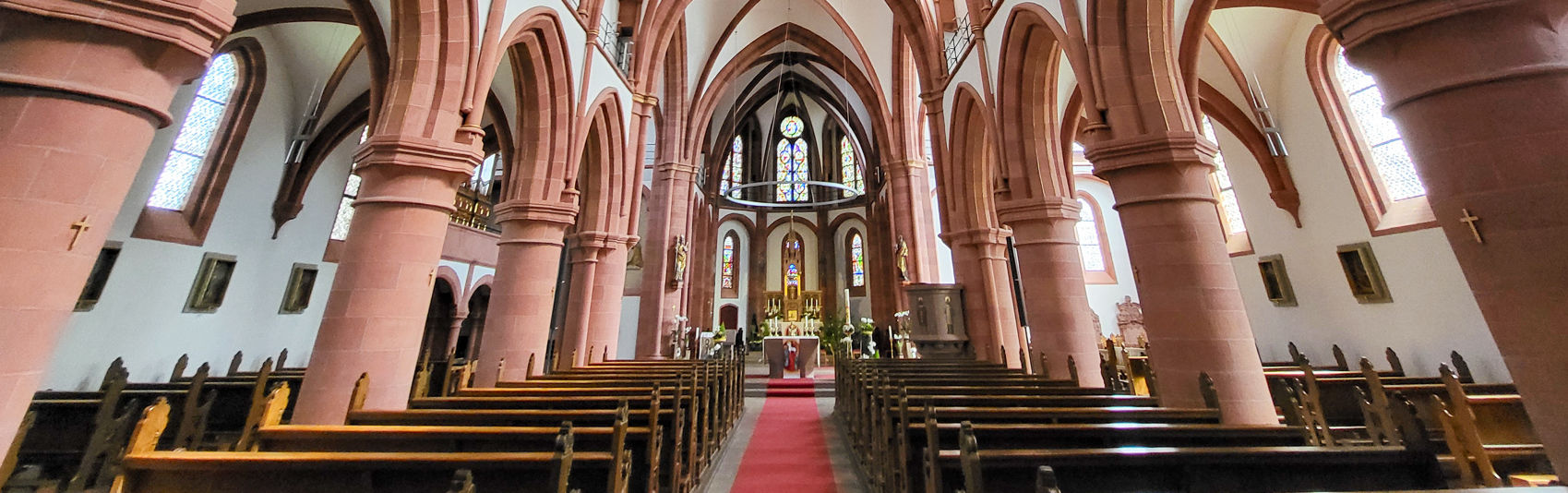 Blick in den Innenraum der Stiftskirche St. Johannes der Täufer.   Foto: Bistum Fulda / Bertram Lenz